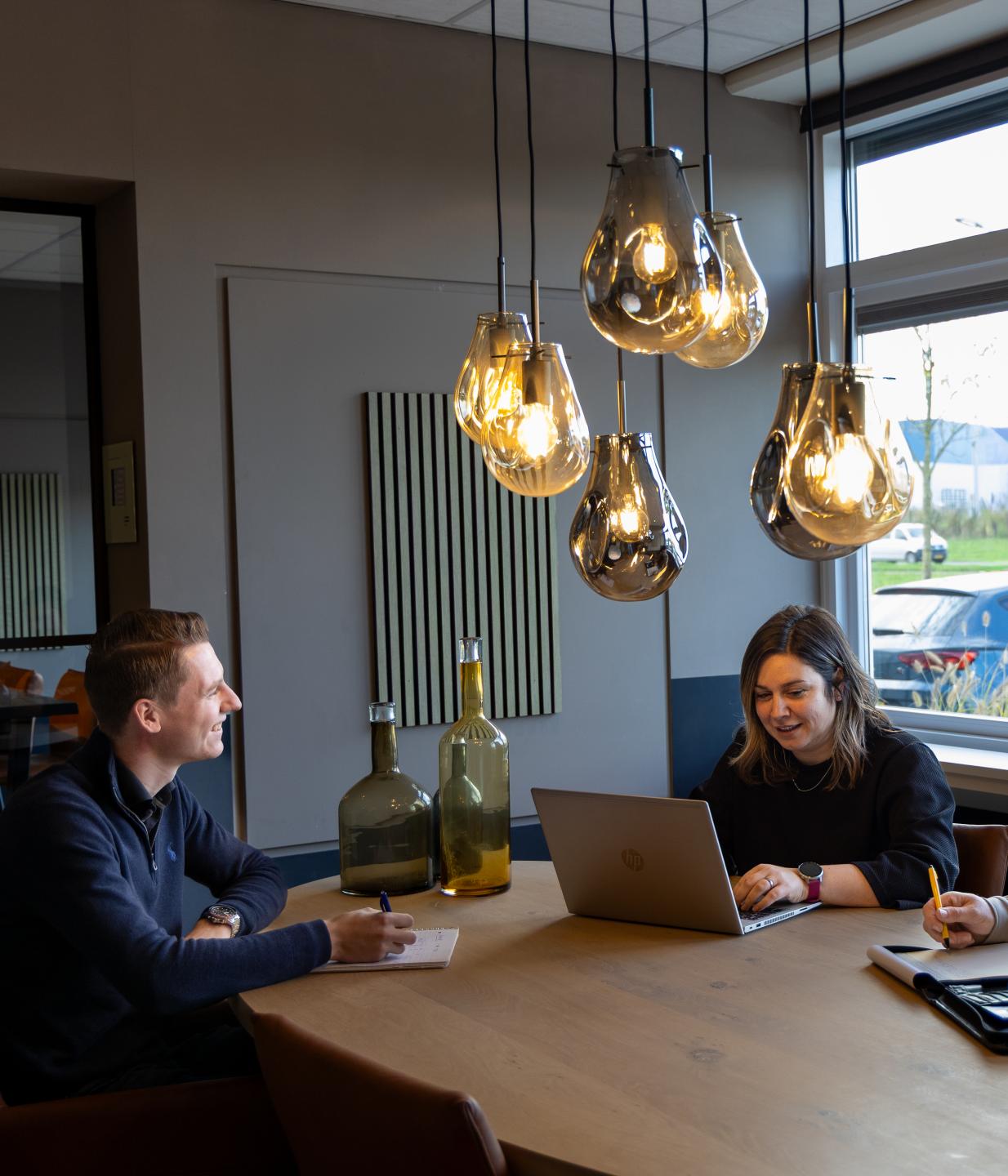 Team van Inspect 21 in overleg rond de vergadertafel