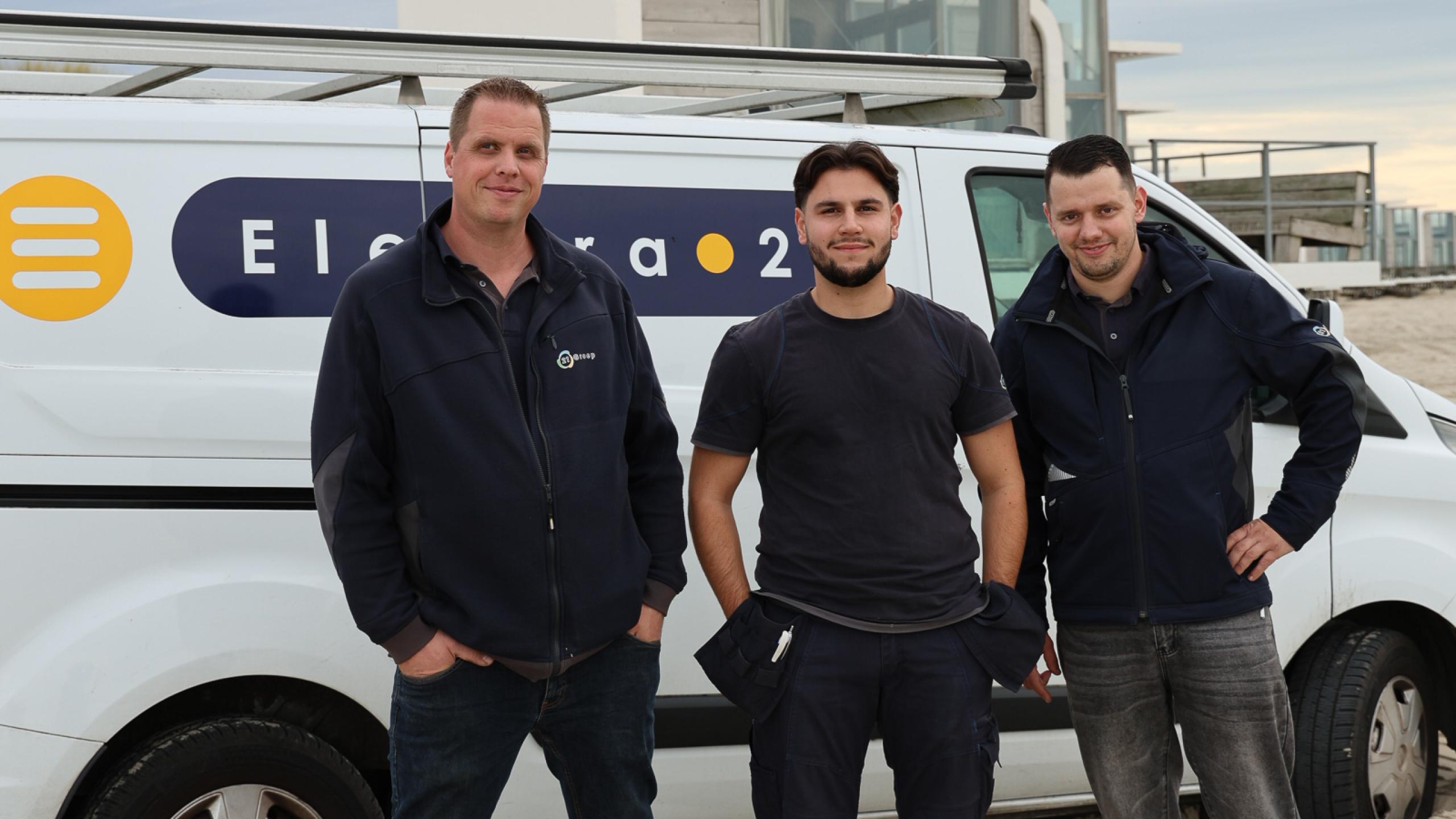 Teamfoto van Inspect 21 bij het bedrijfsvoertuig